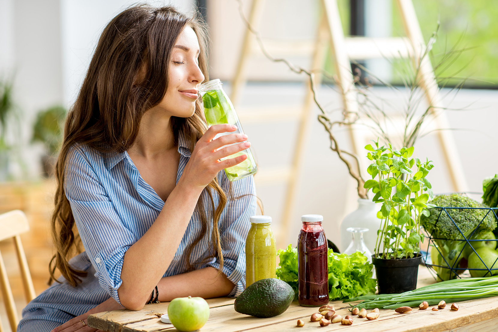 piękna-kobieta-pije-limonkowy-sok-smoothie-warzywa-detoks